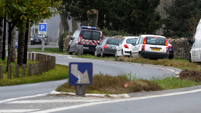 Des gendarmes enquêtent sur les lieux où l'enfant a été tuée par sa mère, le 9 mars 2015.