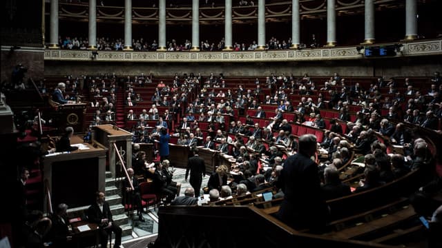 Seuls 345 députés sortants se sont représentés aux législatives, dont 120 ont été éliminés dès le premier tour.