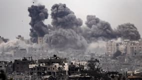 Une photo prise dans la ville de Sderot, au sud d'Israël, montre de la fumée s'élevant lors d'un bombardement israélien de la bande de Gaza, le 29 octobre 2023, dans le cadre des combats entre Israël et le mouvement palestinien Hamas.