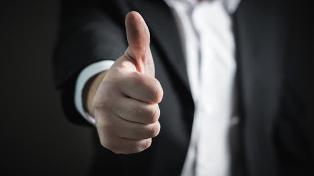 La reconnaissance ai travail, c'est aussi prendre quelques minutes pour complimenter un collaborateur pour son travail et ses efforts.