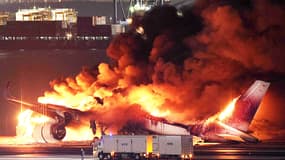 L'avion de la Japan Airlines en feu sur une piste de l'aéroport Tokyo-Haneda après avoir percuté un petit avion, le 2 janvier 2024.
