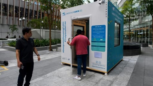 Une cabine pour fumeurs, créée par Southern Globe Corporation (SGC), peut accueillir jusqu'à dix personnes, photo prise le 22 mai 2019 à Singapour