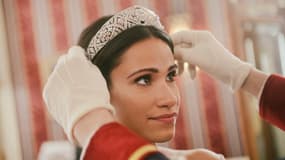 Tiffany Marie Smith joue Meghan Markle dans le téléfilm Harry & Meghan: Becoming Royal.