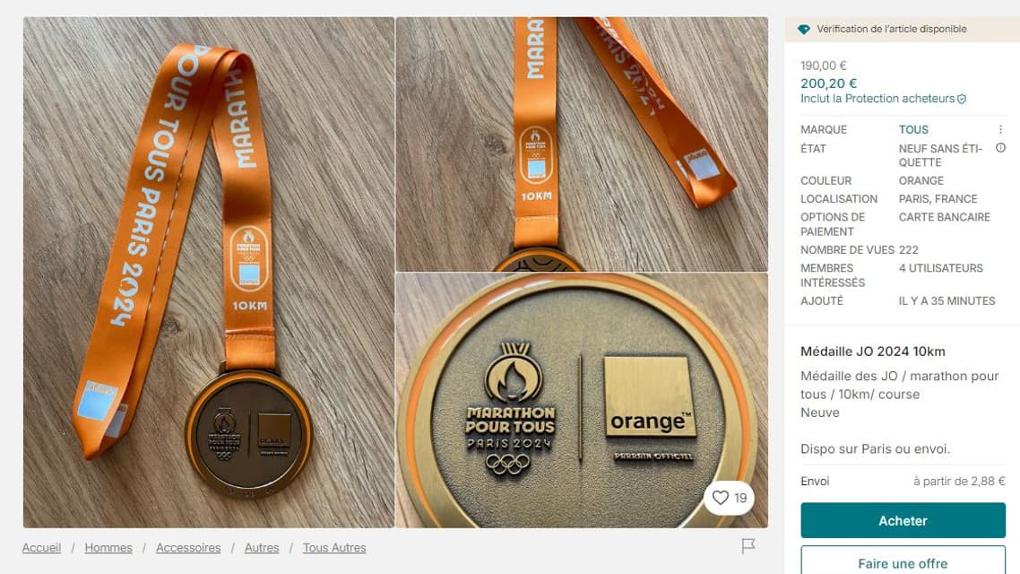 La médaille de la course du 10 kilomètres du Marathon pour tous distribuée aux coureurs lors des Jeux olympiques de Paris 2024, en vente sur Vinted à la fin de la compétition, en août 2024.