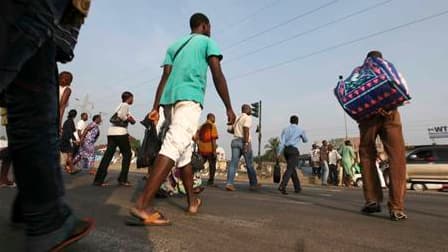 Rue à Abidjan mercredi. La crise s'est accentuée mercredi en Côte d'Ivoire où Guillaume Soro, Premier ministre d'Alassane Ouattara, a appelé le Conseil de sécurité des Nations unies à envisager la force pour contraindre Laurent Gbagbo à quitter le pouvoir