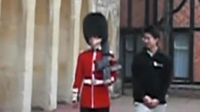 Un garde de la Reine effraie un touriste