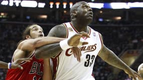 Joakim Noah et Shaquille O'Neal lors du match de NBA entre les Chicago Bulls et les Cleveland Cavaliers - le 17/04/2010
