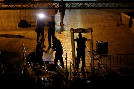 Les forces de sécurité israéliennes démontent les détecteurs de métaux de l'esplanade des Mosquées le 24 juillet 2017 à Jérusalem Les forces de sécurité israéliennes démontent les détecteurs de métaux de l'esplanade des Mosquées le 24 juillet 2017 à Jérusalem