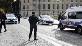 Des policiers devant la préfecture de police de Paris ce jeudi après-midi.