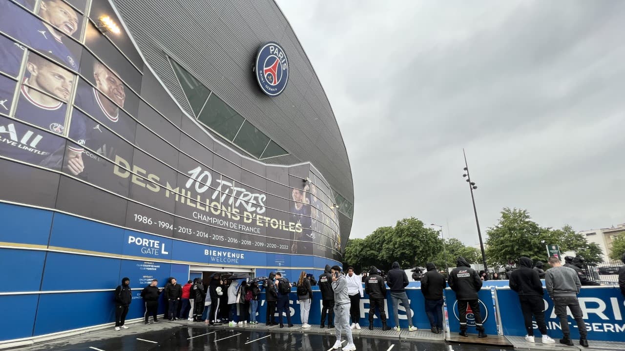 Les premiers supporters parisiens devant le Parc des Princes Les premiers supporters parisiens devant le Parc des Princes