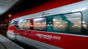 Un train grande vitesse Trenitalia au départ de la gare de Lyon, le 18 décembre 2021