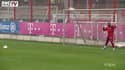 Bayern Munich - Douglas Costa excelle aussi en gardien de but
