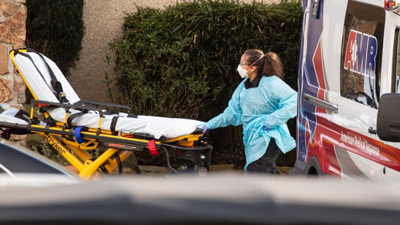 Aides soignants transportant un patient atteint du Covid-19 à Seattle, Etats Unis