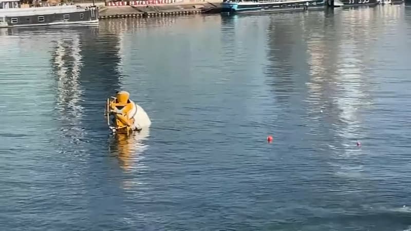 Le camion-toupie est tombé dans la Seine ce jeudi matin en raison d'une "mauvaise manoeuvre", selon une source policière. Une enquête est en cours pour déterminer les causes de l'accident.