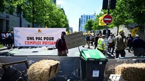 Environ 200 agriculteurs manifestaient jeudi devant les locaux de la direction générale de Pôle Emploi à Paris.