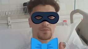 Thomas Meunier s'amuse dans sa chambre d'hôpital.