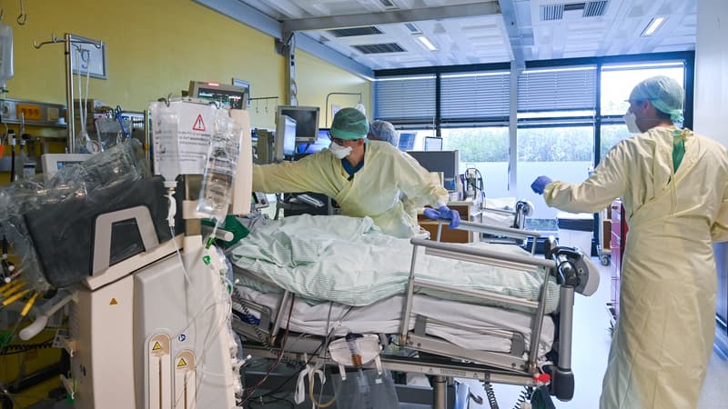 Des médecins examinent un patient Covid-19 dans l'unité de soins intensifs de l'hôpital universitaire d'Aix-la-Chapelle, dans l'ouest de l'Allemagne, le 10 novembre 2020. (Photo d'illustration)