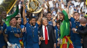 Donald Trump avec les joueurs de Chelsea, le 13 juillet 2025