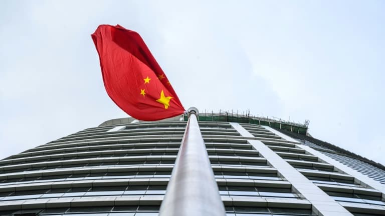 Un drapeau chinois flotte sur le nouveau bureau de défense de la sécurité nationale installé à Hong Kong, le 8 juillet 2020