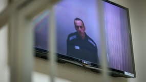 L'opposant russe emprisonné Alexeï Navalny apparaît sur un écran de télévision depuis sa prison pour une audience devant un tribunal, le 26 mai 2021