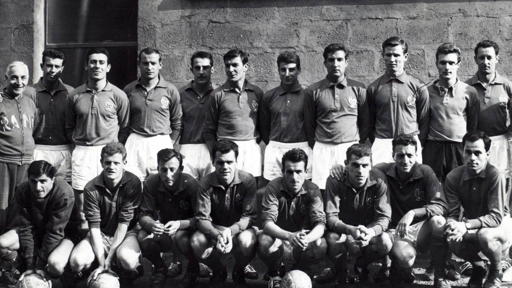 L'équipe de France retenue pour l'Euro 1960 prend la pose avec son staff