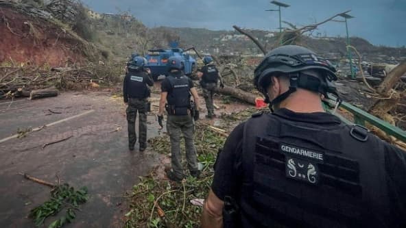 Des gendarmes français lors d'une opération de sauvetage et d'urgence à Mayotte après le passage du cyclone Chido, le 15 décembre 2024