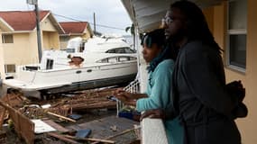 Des habitants de Fort Myers en Floride constatent les dégâts après le passage de l'ouragan Ian le 29 septembre 2022.