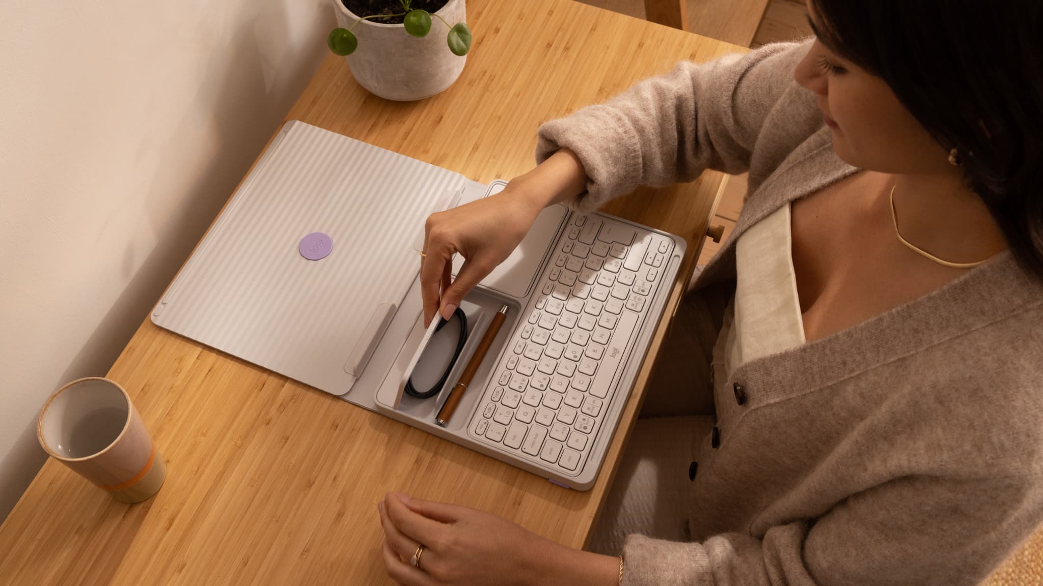 Le Casa Pop-Up Desk intègre un clavier et une souris sans fil