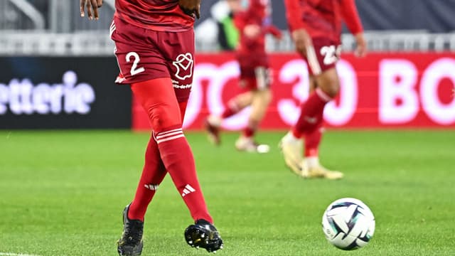 Pourquoi arreter un match juste parce qu un jeune a mis un collant L incomprehension dans le foot amateur face a la directive de la FFF contre les collants