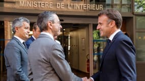 Le ministre de l'Intérieur Bruno Retailleau (à gauche) serrant la main du président de la République Emmanuel Macron (à droite) devant le ministère de l'Intérieur à Paris le 14 mai 2025.