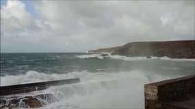 Une vague sur la digue de Plogoff