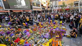 Les offrandes des fans de Kobe Bryant devant le Staples Center