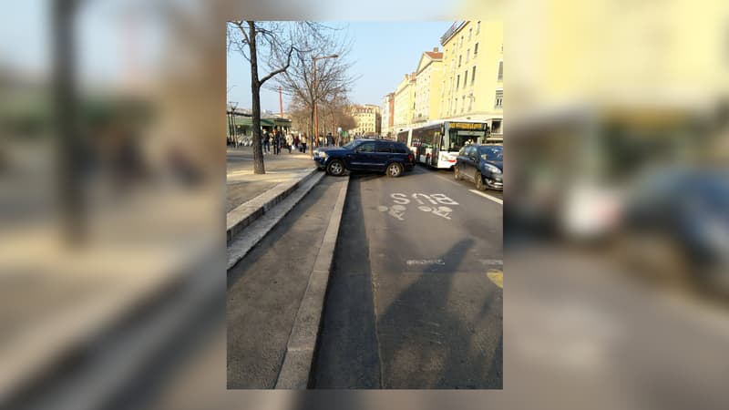 L'association "La Ville à Vélo" a lancé un concours des véhicules les plus mal garés dans la métropole lyonnaise, voici le deuxième prix. 
