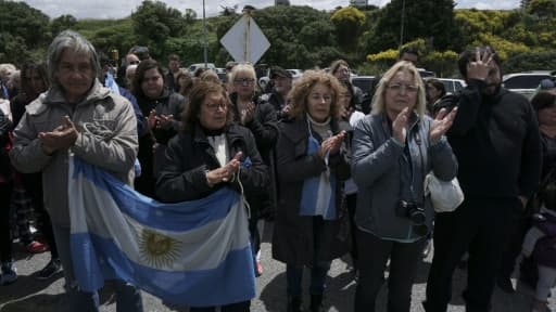 Des proches des sous-mariniers du San Juan arrive sur le port de Mar del Plata au sud de Buenos Aires, le 20 novembre 2017. Des proches des sous-mariniers du San Juan arrive sur le port de Mar del Plata au sud de Buenos Aires, le 20 novembre 2017.