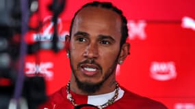 Lewis Hamilton répond aux médias à Bakou, le 18 septembre 2025.