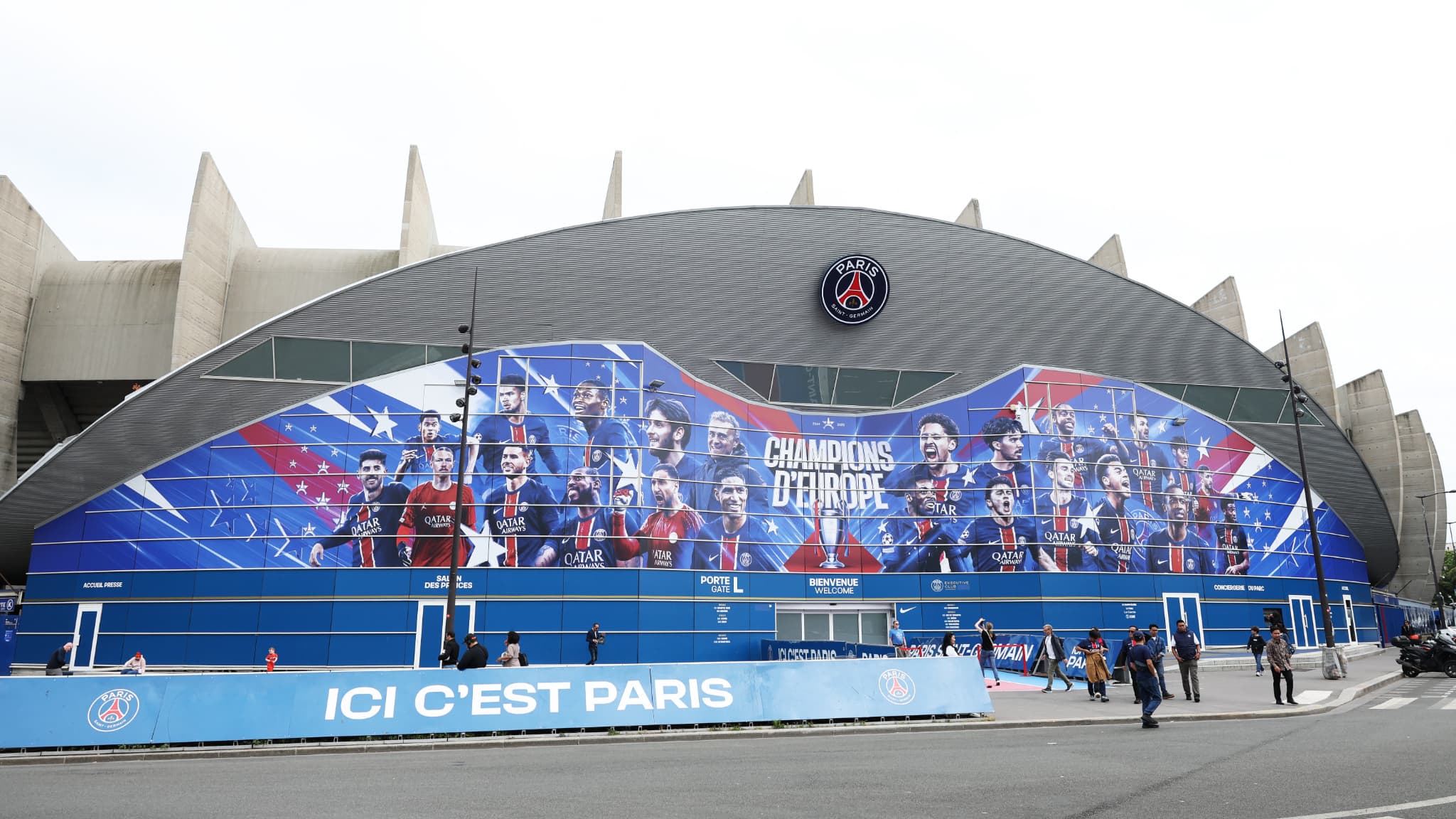 FRANCE-ISLANDE: POURQUOI LES BLEUS JOUENT AU PARC DES PRINCES ET PAS AU STADE DE FRANCE