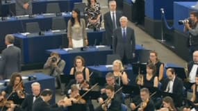 Le Britannique Nigel Farage tourne le dos à l'hymne européen, mardi, pour la première session du nouveau Parlement européen.