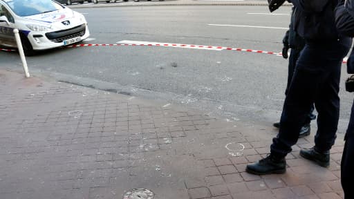 Le corps, gisant sur la chaussée, a été recouvert d'un drap blanc et des badauds se sont regroupés autour du périmètre de sécurité mis en place par la police.