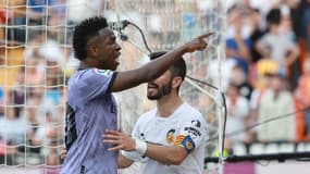 Vinicius dénonçant un supporter lui ayant proféré des insultes prétendument racistes lors du match entre le Real Madrid et Valence, 21 mai 2023