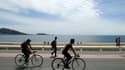 Des promeneurs à pied ou à vélo sur la route de la Corniche à Marseille le 23 mai 2021