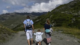 Une famille en vacances au Lac du Lou, près de Val Thorens dans les Alpes, le 8 août 2018.