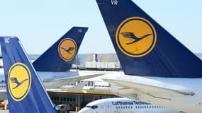 Des avions de la compagnie Lufthansa à l'aéroport de Francfort en mars 2020.