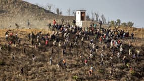 Des migrants tentent de franchir une barrière à Fnideq, au Maroc, le dimanche 15 septembre 2024