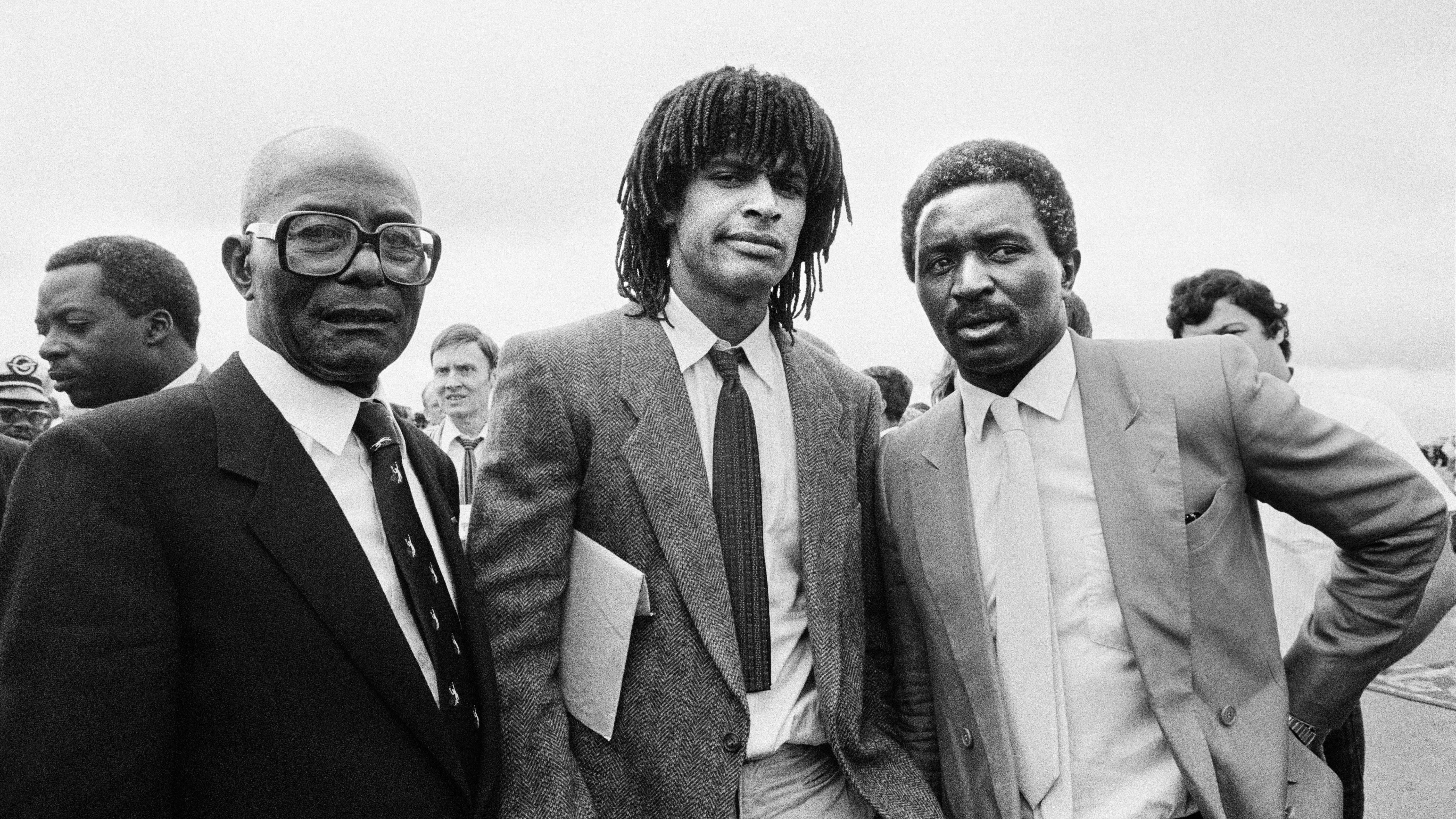 Yannick Noah entre son grand-père (à gauche) et son père (à droite) à Yaoundé au Cameroun. (1983)