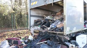 Photo d'un camion laissé à l'abandon dans une zone industrielle de Coignières, dans les Yvelines, en novembre 2025. 