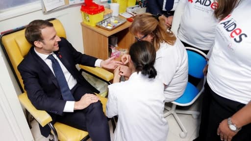 Emmanuel Macron fait un prélèvement de sang pour un test du VIH à  l'hôpital Delafontaine à Saint-Denis, le 1er décembre 2017