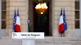 Cette photographie montre une vue de la cour de l'Hôtel de Matignon, le bureau du Premier ministre français, avec un pied de micro installé, à Paris, le 30 juin 2024. Photo d'illustration