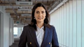 La présentatrice générée par IA qui a présenté le documentaire sur Channel 4.