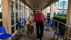 Un couple de résidents en maison de retraite en Floride, le 21 mars 2020