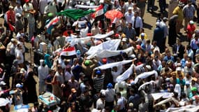 Des partisans de Mohamed Morsi réunis place Tahrir, au Caire. Les militaires au pouvoir en Egypte étaient en alerte dimanche avant la proclamation du vainqueur du second tour de l'élection présidentielle du week-end dernier. La commission électorale doit